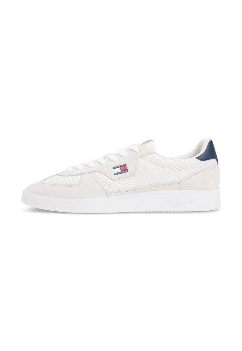 Weißer Low-Top-Sneaker mit strukturierten Seitenpaneelen, weißen Schnürsenkeln, navyblauem Fersenlasche und kleinem Tommy Jeans Logo an der Außenseite.