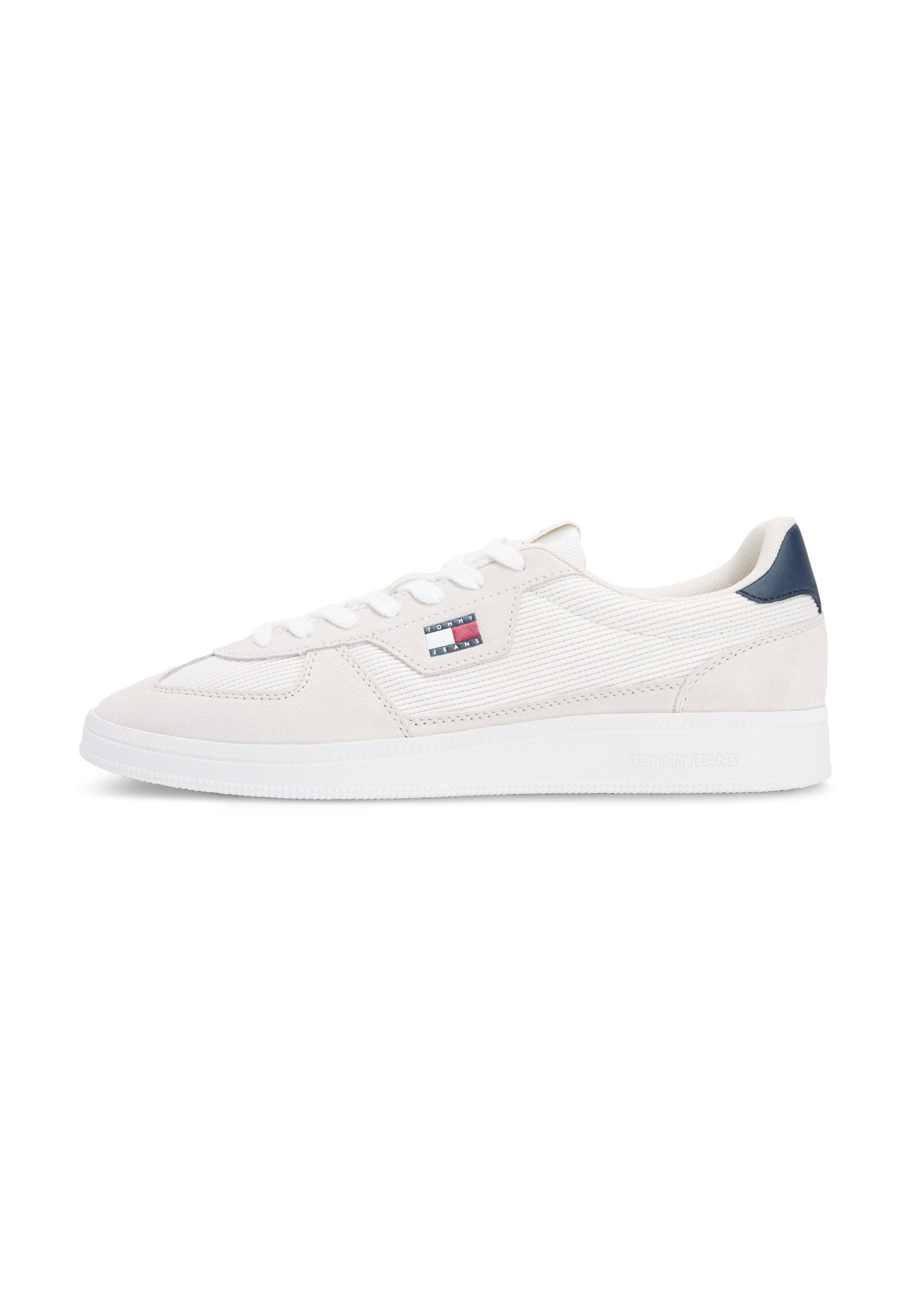 Weißer Low-Top-Sneaker mit strukturierten Seitenpaneelen, weißen Schnürsenkeln, navyblauem Fersenlasche und kleinem Tommy Jeans Logo an der Außenseite.