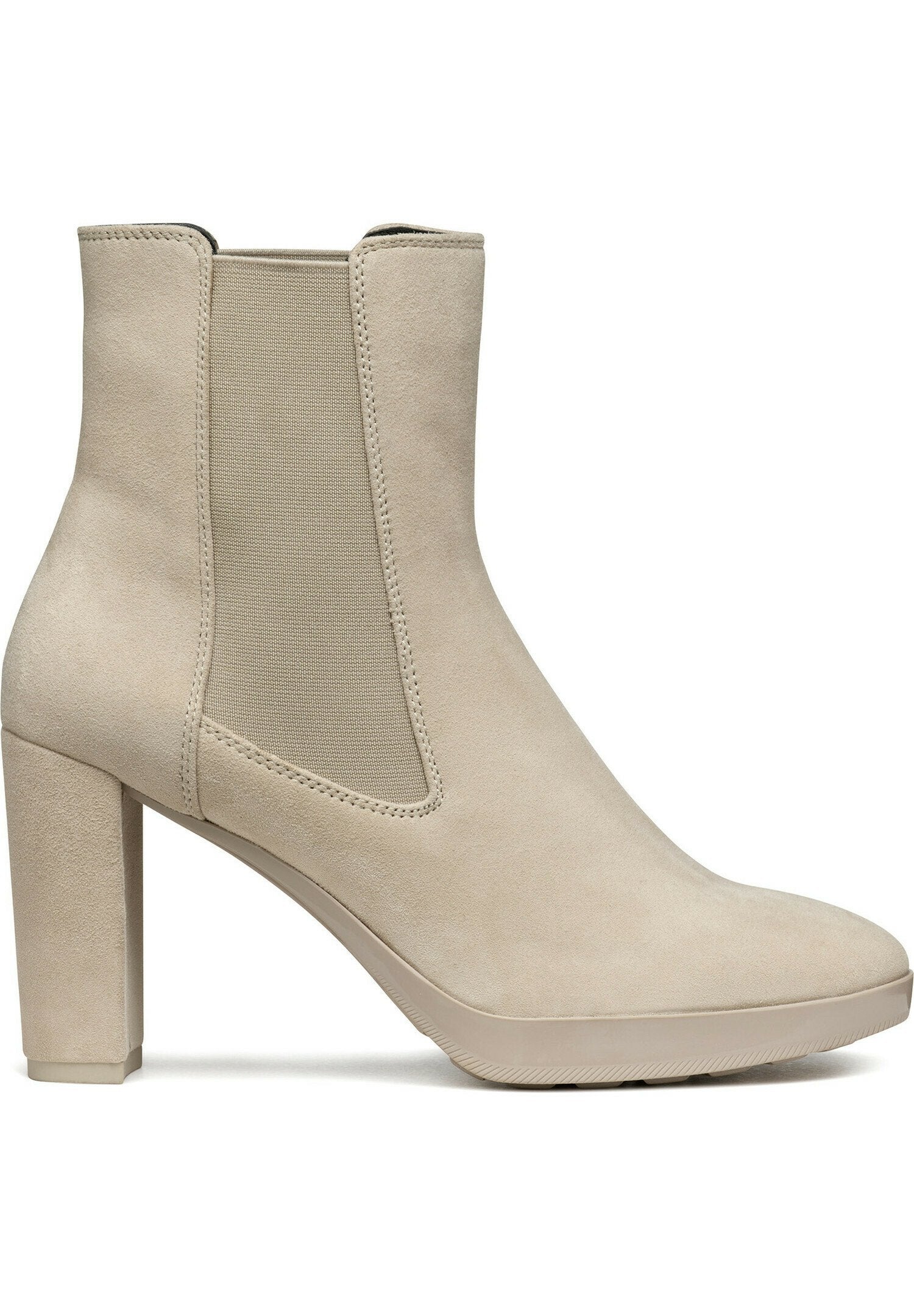 Beige Knöchelstiefel aus Wildleder mit einer glatten Oberfläche, seitlichen elastischen Einsätzen, einer spitzen Zehenpartie und einem klobigen hohen Absatz.