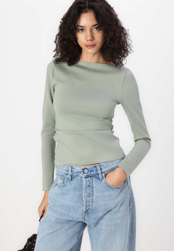 Abercrombie & Fitch Long-Sleeve Sculpt Matte Fabric Tuckable Slash Top