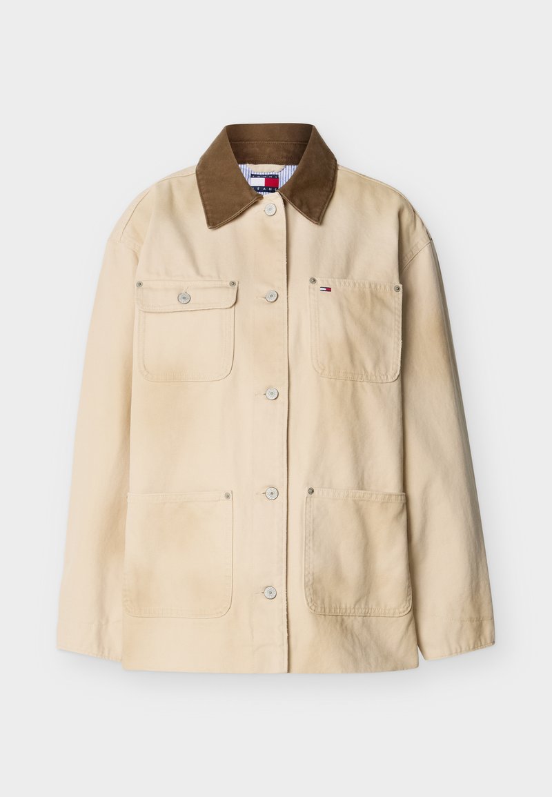 Beige Baumwolljacke mit braunem Cordkragen, Knopfleiste und vier Fronttaschen, darunter eine mit kleinem Markenlogo.