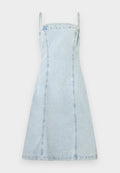 Hellblaues Jeanskleid im A-Linien-Stil mit dünnen Schulterträgern und vertikalen Nahtdetails, vor einem schlichten Hintergrund präsentiert.