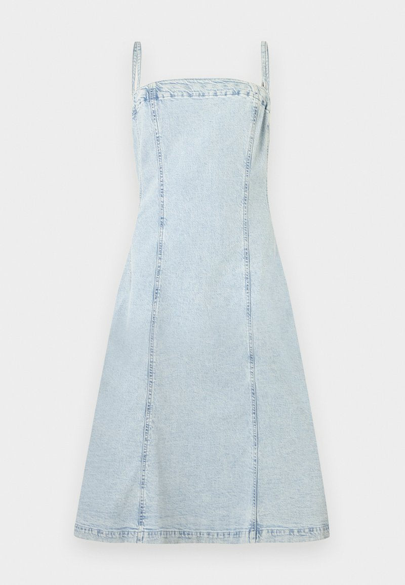 Hellblaues Jeanskleid im A-Linien-Stil mit dünnen Schulterträgern und vertikalen Nahtdetails, vor einem schlichten Hintergrund präsentiert.