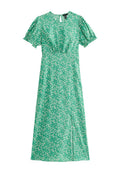 Ein grünes Floral-Kleid aus Stoff mit kurzen Puffärmeln und einer taillierten Taille. Verfügt über einen Seitenschlitz und kleine weiße Blumenmuster.
