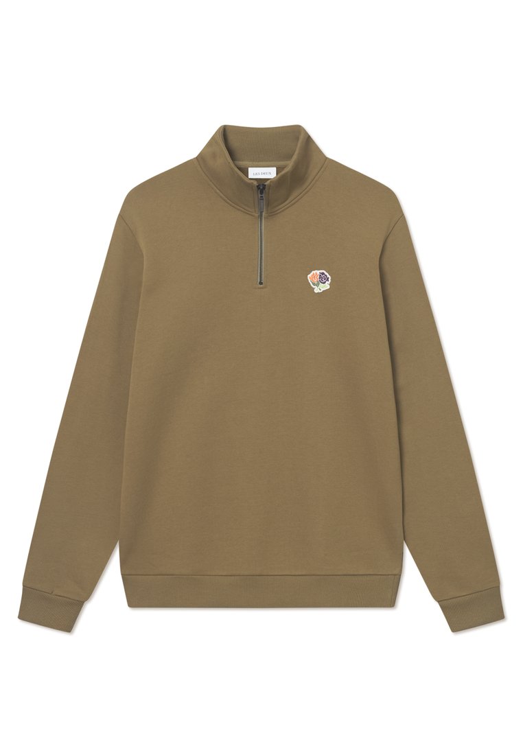 Olivgrüner Pullover mit halbem Reißverschluss-Kragen, gerippten Bündchen und Saum sowie einem kleinen gestickten Blumenmuster auf der Brust.