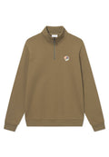 Olivgrüner Pullover mit halbem Reißverschluss-Kragen, gerippten Bündchen und Saum sowie einem kleinen gestickten Blumenmuster auf der Brust.