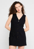 Schwarzes ärmelloses Kleid mit V-Ausschnitt, ausgestattet mit einer Knopfleiste und zwei Seitentaschen. Hergestellt aus einem strukturierten Stoff mit taillierter Silhouette.