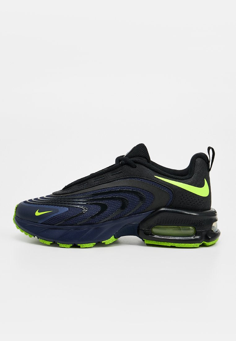 Schwarzer und dunkelblauer Nike-Sneaker mit neongrünen Akzenten und Luftpolstersohle, seitlich auf weißem Hintergrund dargestellt.