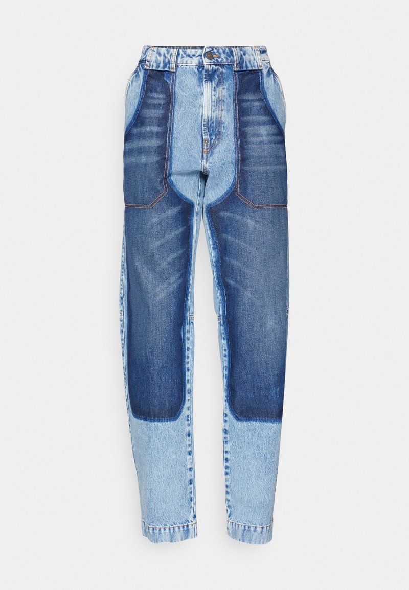 Denim-Jeans mit einem gemischten blauen Waschdesign, das kontrastierende Farbtöne und ein paneeliertes Design aufweist, fünf Taschen und sichtbaren Nähten.