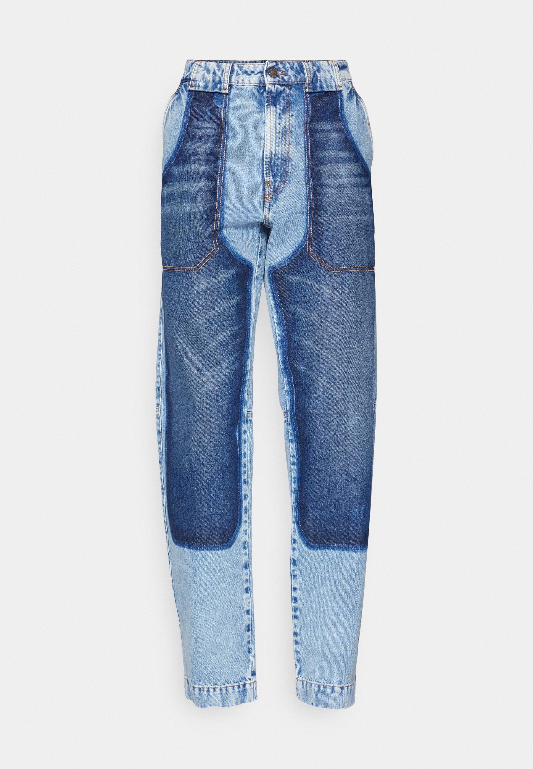 Denim-Jeans mit einem gemischten blauen Waschdesign, das kontrastierende Farbtöne und ein paneeliertes Design aufweist, fünf Taschen und sichtbaren Nähten.