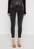 Schwarze Skinny-Jeans mit hoher Taille, aus leicht elastischer Jeansstoff gefertigt. Verfügt über fünf Taschen und Nähte in kontrastierender Farbe.