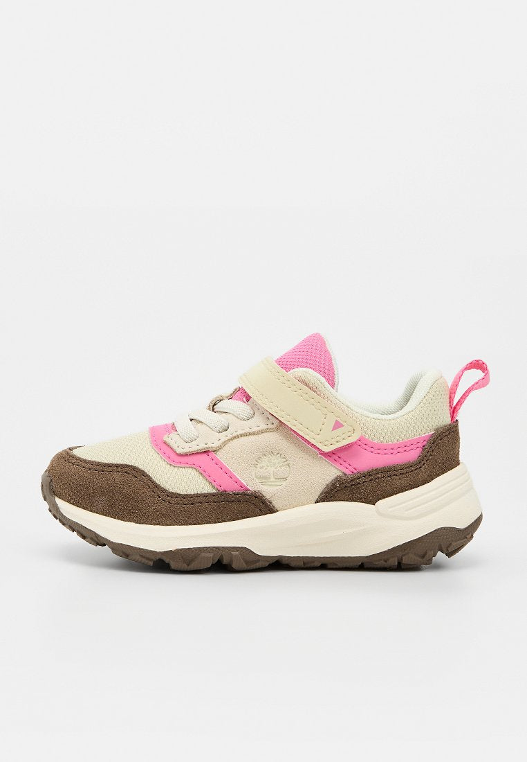 Beiger, brauner und rosa Turnschuh für Kinder mit Klettverschluss, Zuglasche, gepolsterter Sohle und strukturiertem Gummiprofil für besseren Halt.