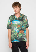 Kurzärmliges Hemd mit einem lebhaften tropischen Druck, der Palmen, Wasser und Berge in Grüntönen, Blau und Orange zeigt, mit einem Button-Down-Kragen.