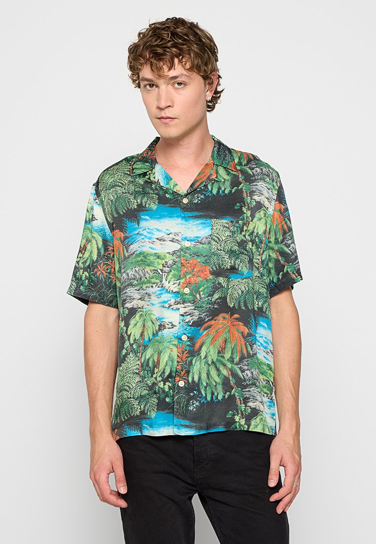 Kurzärmliges Hemd mit einem lebhaften tropischen Druck, der Palmen, Wasser und Berge in Grüntönen, Blau und Orange zeigt, mit einem Button-Down-Kragen.