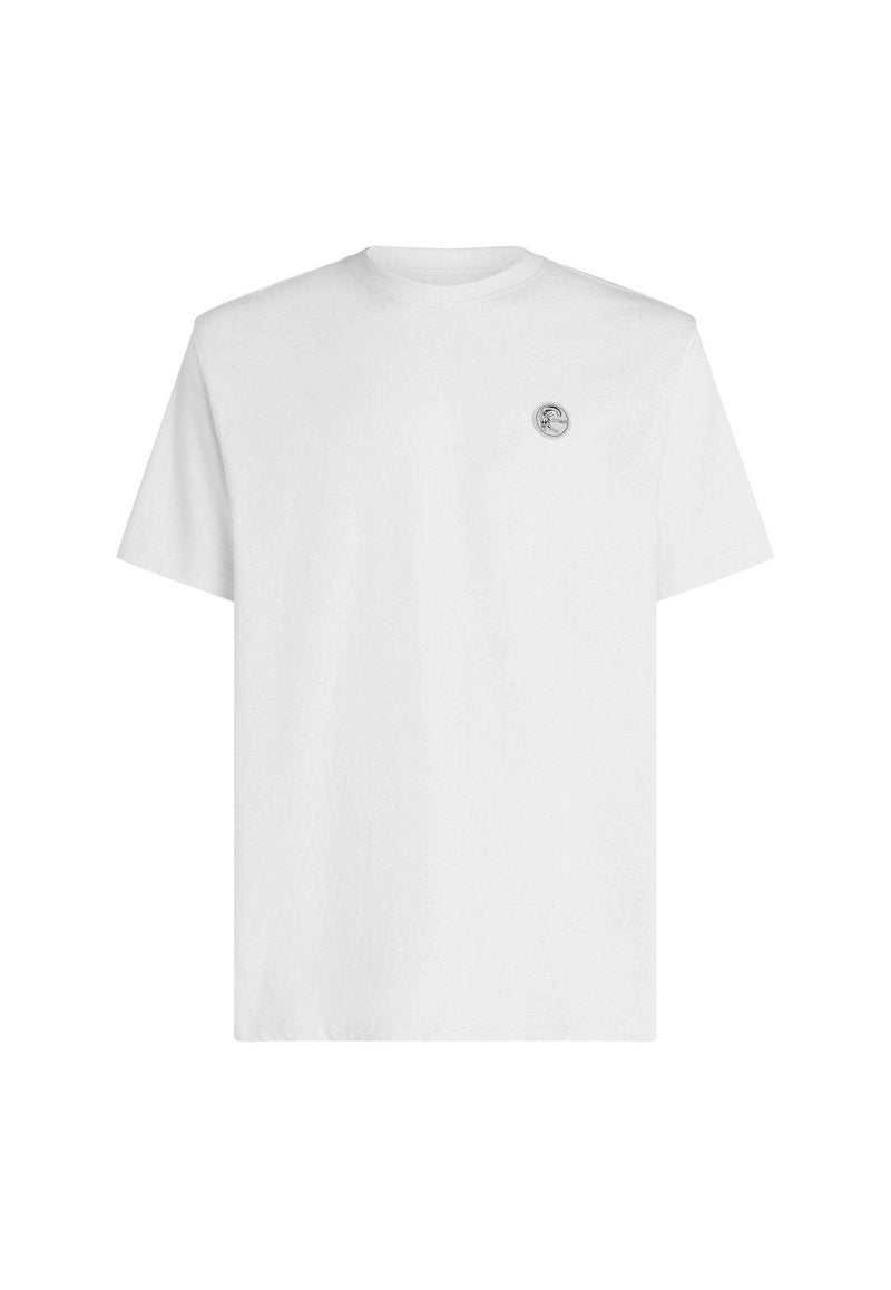 Weißes Baumwoll-T-Shirt mit Rundhalsausschnitt, kurzen Ärmeln und einem kleinen Logo-Patch auf der linken Brust. Glatte Textur und klassischer Schnitt.