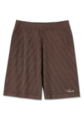 Braune Shorts mit einer strukturierten Oberfläche und diagonalen Streifen, elastischem Bund und zwei Seitentaschen. Enthält ein kleines Logo am Saum.