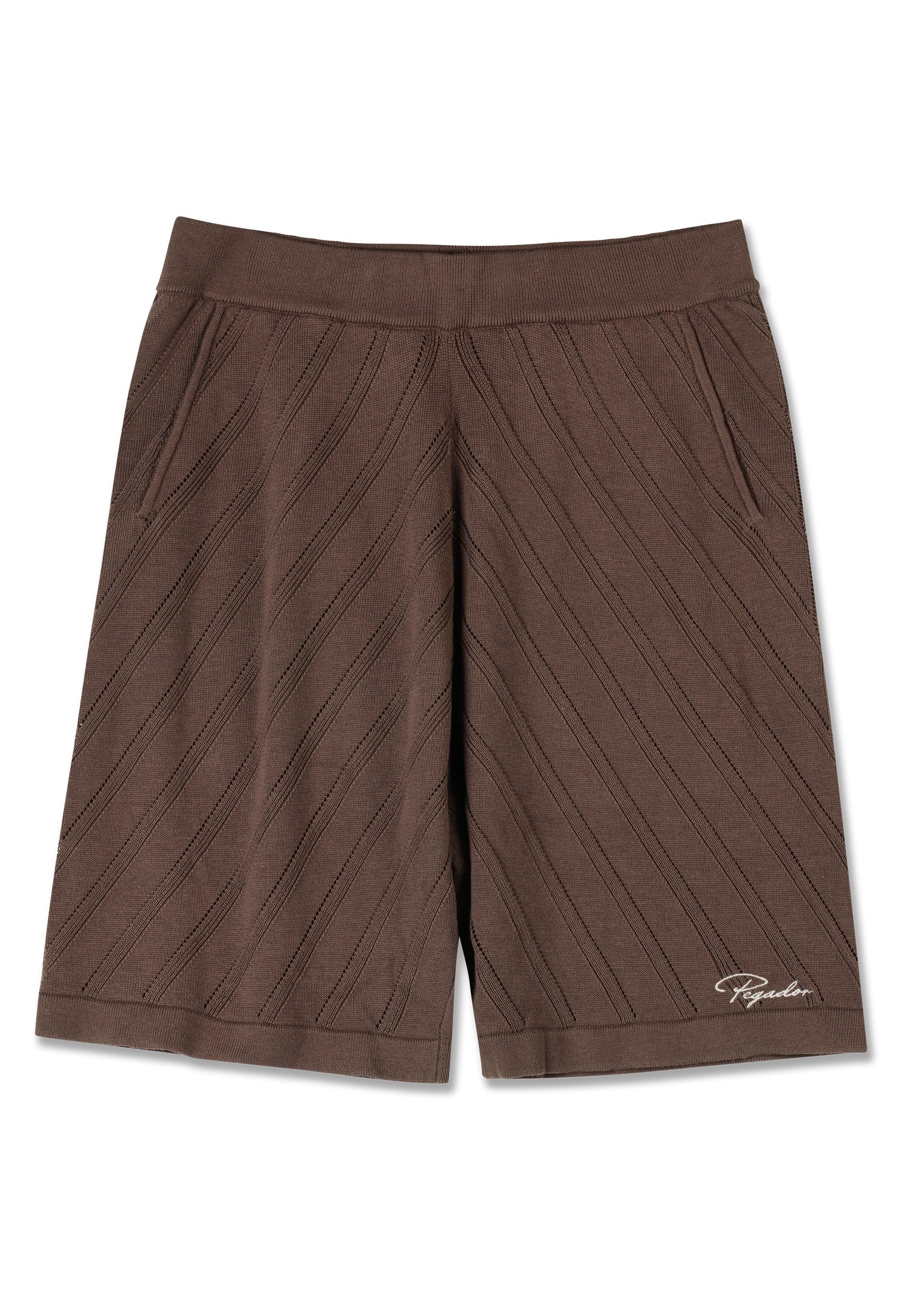 Braune Shorts mit einer strukturierten Oberfläche und diagonalen Streifen, elastischem Bund und zwei Seitentaschen. Enthält ein kleines Logo am Saum.
