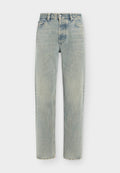 Hellblaue, gewaschene Denim-Jeans mit geradem Bein, Fünf-Taschen-Stil und einem Metallknopfverschluss am Bund.