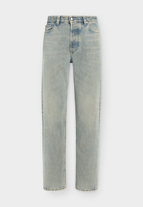 Hellblaue, gewaschene Denim-Jeans mit geradem Bein, Fünf-Taschen-Stil und einem Metallknopfverschluss am Bund.