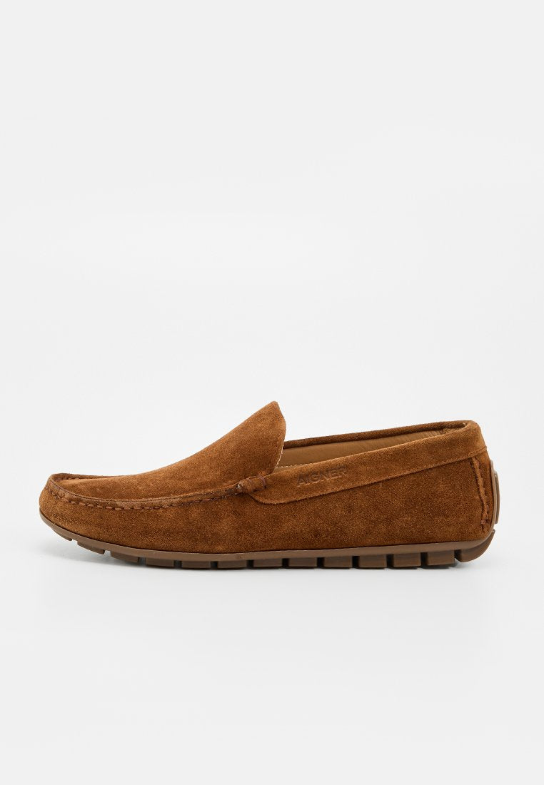 Brauner Wildleder-Slipper mit Steppnaht und Gummisohle, Seitenansicht, Schlupfmodell mit niedrigem Absatz.