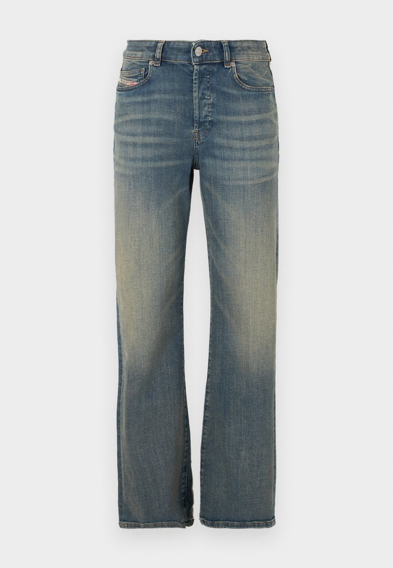 Hellblaue Jeans aus Denim mit geradem Bein. Ausgestattet mit einem Knopfverschluss, Vordertaschen und leichtem Verblassen an den Oberschenkeln.