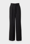 Schwarze, hochtaillierte, weit geschnittene Hose mit einem Stoffgürtel, der in einer Schleife an der Taille gebunden ist, vor weißem Hintergrund präsentiert.