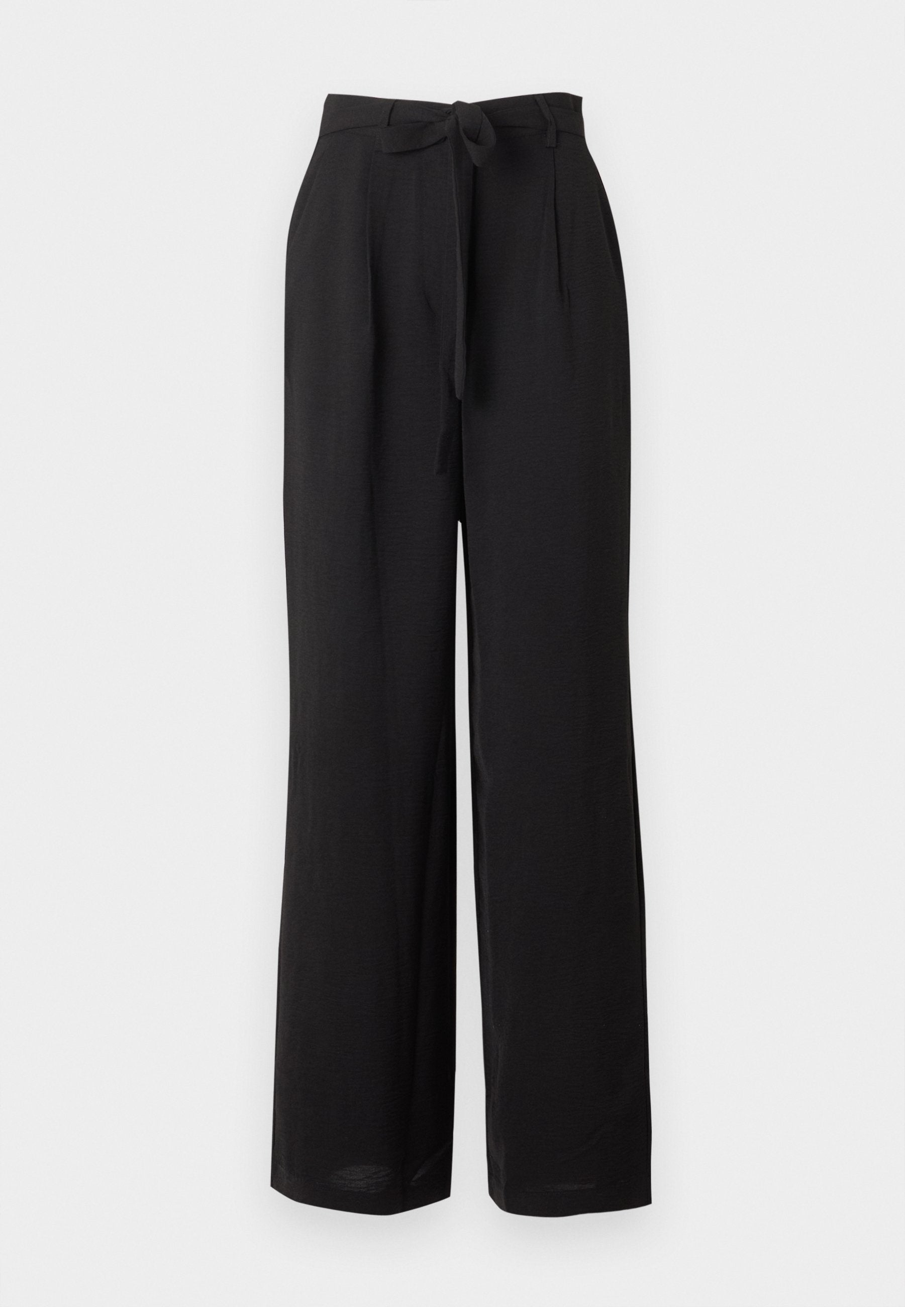 Schwarze, hochtaillierte, weit geschnittene Hose mit einem Stoffgürtel, der in einer Schleife an der Taille gebunden ist, vor weißem Hintergrund präsentiert.