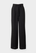 Schwarze, hochtaillierte, weit geschnittene Hose mit einem Stoffgürtel, der in einer Schleife an der Taille gebunden ist, vor weißem Hintergrund präsentiert.