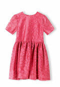 Rosa Kurzarmkleid mit einem Tierdruckmuster, gerafftem Rock und rundem Ausschnitt. Der Stoff wirkt leicht und strukturiert.
