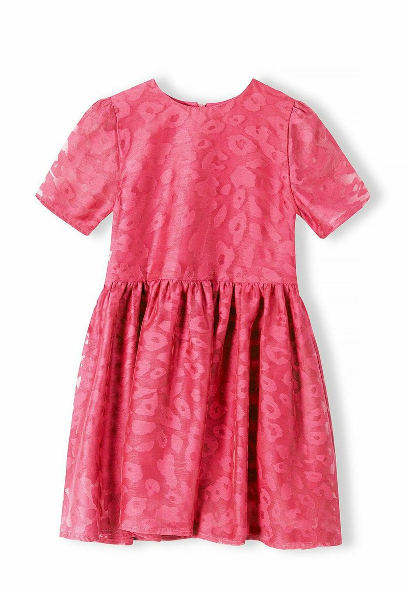 Rosa Kurzarmkleid mit einem Tierdruckmuster, gerafftem Rock und rundem Ausschnitt. Der Stoff wirkt leicht und strukturiert.