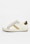 Weiße und graue Sneaker mit einem goldenen Glitzerstreifen, einem Leopardenmuster-Akzent an der Ferse und einer strukturierten, beigen Gummisohle.