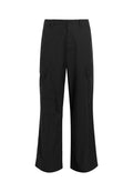 Schwarze Cargo-Hose aus leichtem Stoff, mit entspannter Passform, zwei großen Seitentaschen und Knopfverschluss.