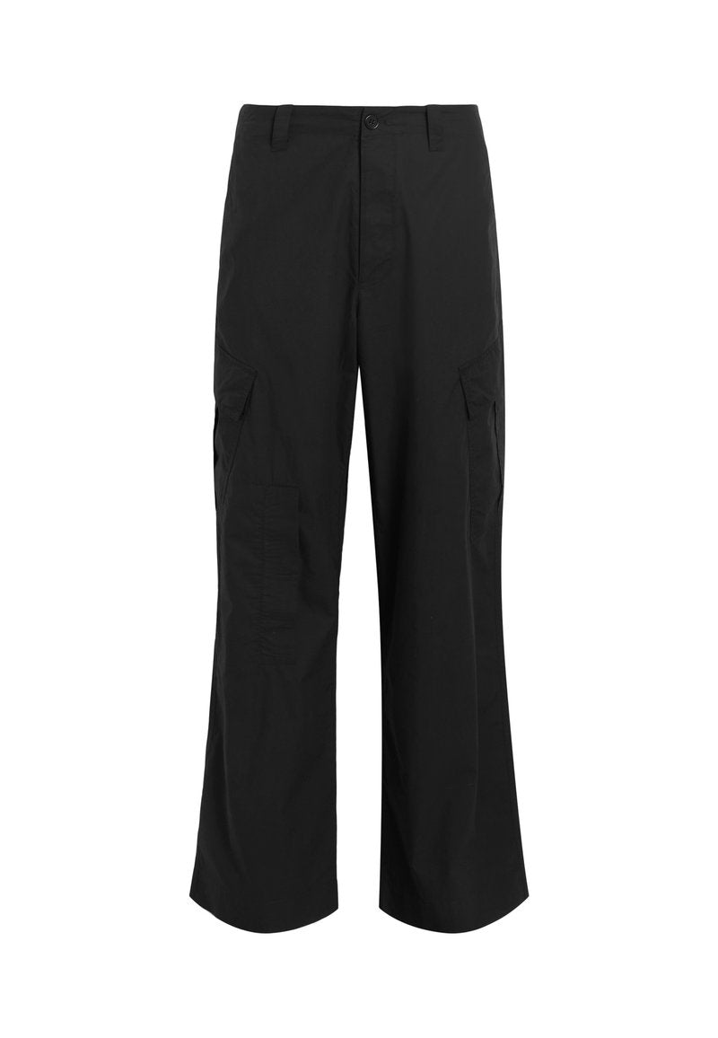 Schwarze Cargo-Hose aus leichtem Stoff, mit entspannter Passform, zwei großen Seitentaschen und Knopfverschluss.