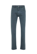 Dunkelblaue Jeans mit geradem Bein, ausgestattet mit einem Knopfverschluss vorne, Gürtelschlaufen und klassischem Fünf-Taschen-Design.