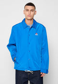Blaues Windbreaker-Jacke mit Knopfleiste, Kragen und Kordelzugsaum. Verfügt über ein kleines rotes Logo und besteht aus einem glatten, glänzenden Stoff.