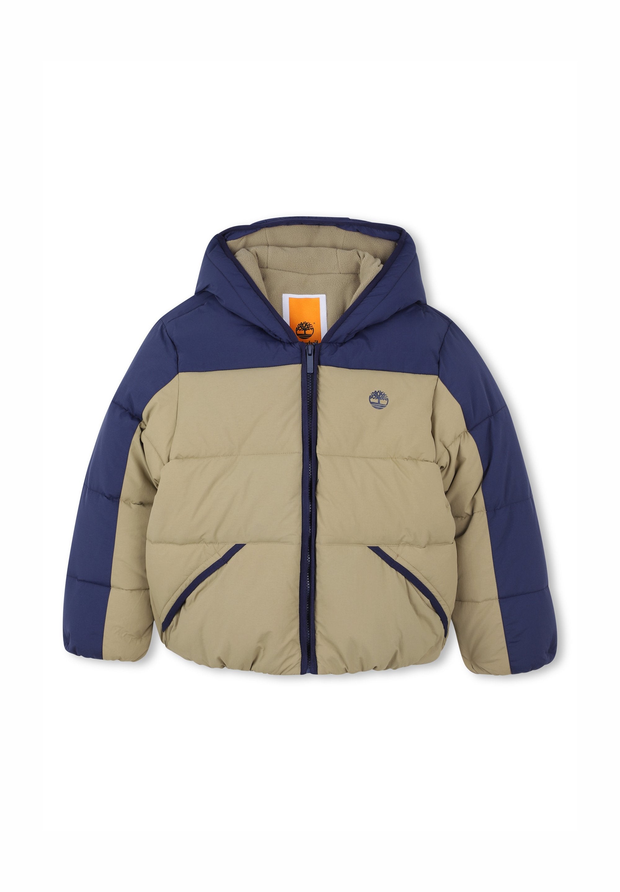 Padded Jacke mit einem beigen Körper, marineblauen Ärmeln und Kapuze, Reißverschluss, zwei Seitentaschen und einem Logo auf der Brust.
