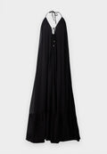 Schwarzes Maxikleid mit Halterneck, tiefem V-Ausschnitt und Bindeschnürung. Es hat eine fließende Silhouette und einen rüschierten Saum. Leichter Stoff.