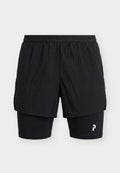 Schwarze Herren-Sportshorts 2 in 1 mit enganliegendem Innenlayer und lockerem Außenlayer, mit kleinem reflektierendem Logo am rechten Bein.