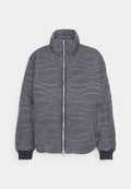 Graue, gesteppte Pufferjacke mit hohem Kragen, Frontreißverschluss und elastischen Bündchen. Sie verfügt über das eingeprägte Nike-Logo und ein gewelltes Linienmuster.