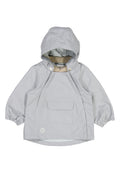 Helle graue Kinderregenjacke mit Kapuze, Fronttasche, Druckknöpfen am Kragen und elastischen Bündchen an den Ärmeln.