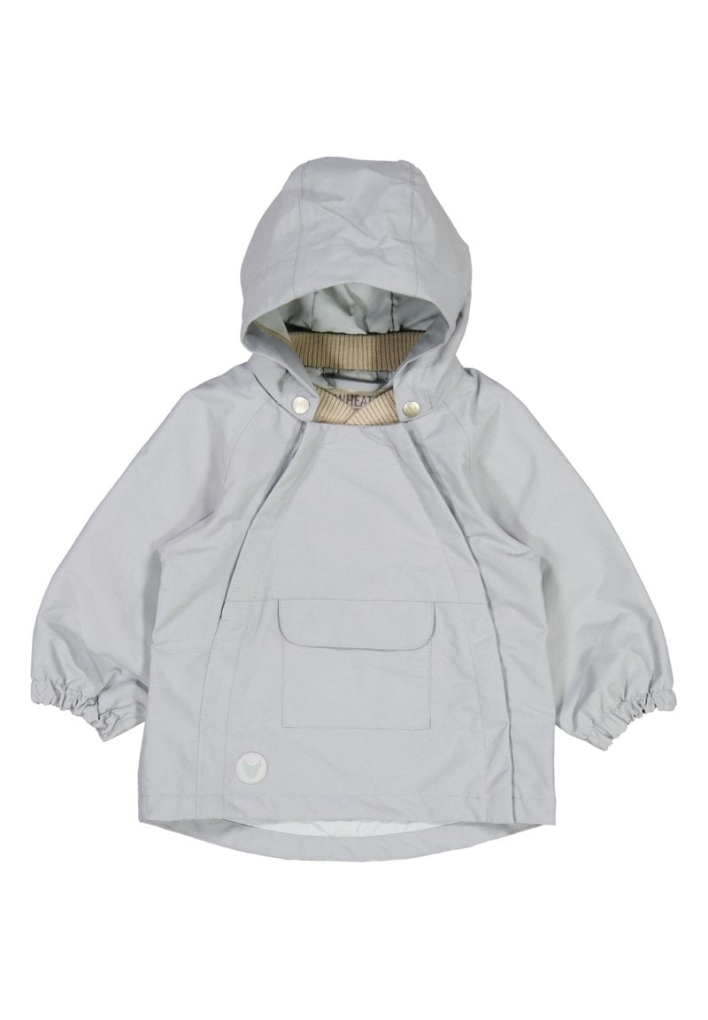 Helle graue Kinderregenjacke mit Kapuze, Fronttasche, Druckknöpfen am Kragen und elastischen Bündchen an den Ärmeln.