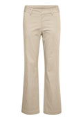 Beige ausgestellte Hose aus Baumwolle mit glatter Textur. Verfügt über einen Standardbund und Vordertaschen. Klassisches Design, geeignet für legere Kleidung.