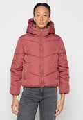 Steppjacke in Burgunderrot mit durchgehendem Reißverschluss, Kapuze und elastischen Bündchen. Das Material ist glatt und mit einem Steppmuster versehen.
