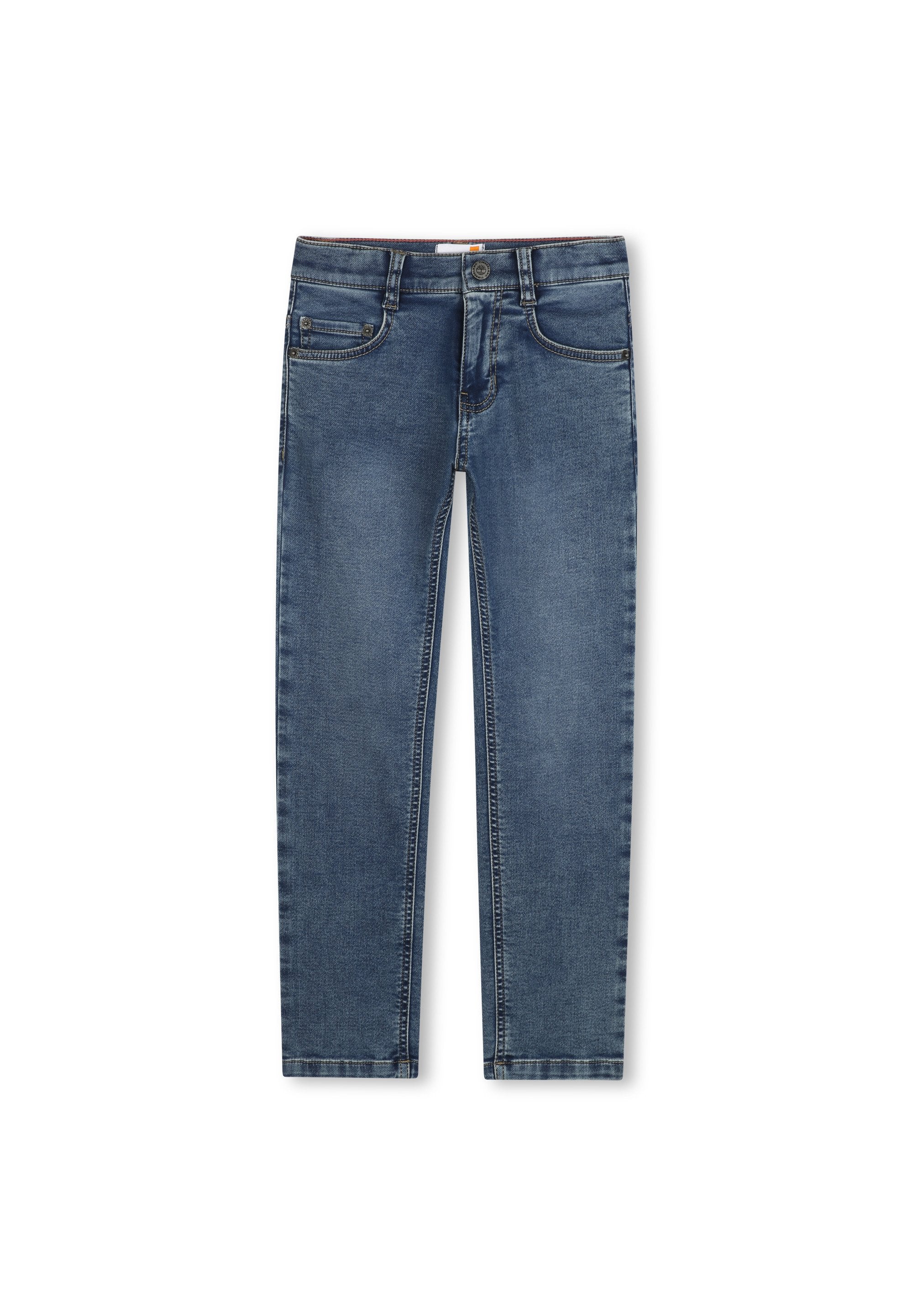 Denim-Jeans in mittlerem Blauton, mit geradem Schnitt, fünf Taschen und sichtbaren Nähakzenten. Keine auffälligen Muster oder Beschläge.