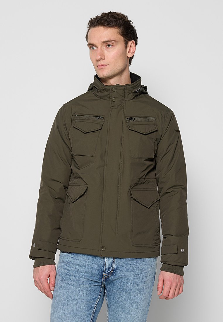 Olivgrüne isolierte Jacke mit Kapuze, mehreren Reißverschluss- und Klappentaschen, Reißverschlussverschluss und strukturiertem Stoff.