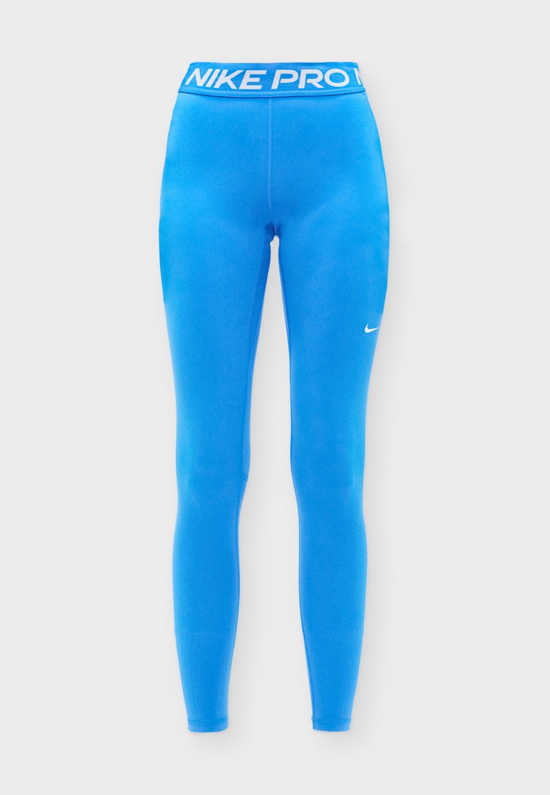 Leuchtend blaue Nike Pro Leggings mit elastischem Bund und kleinem weißem Nike-Swoosh auf dem linken Oberschenkel, dargestellt vor einfarbigem Hintergrund.