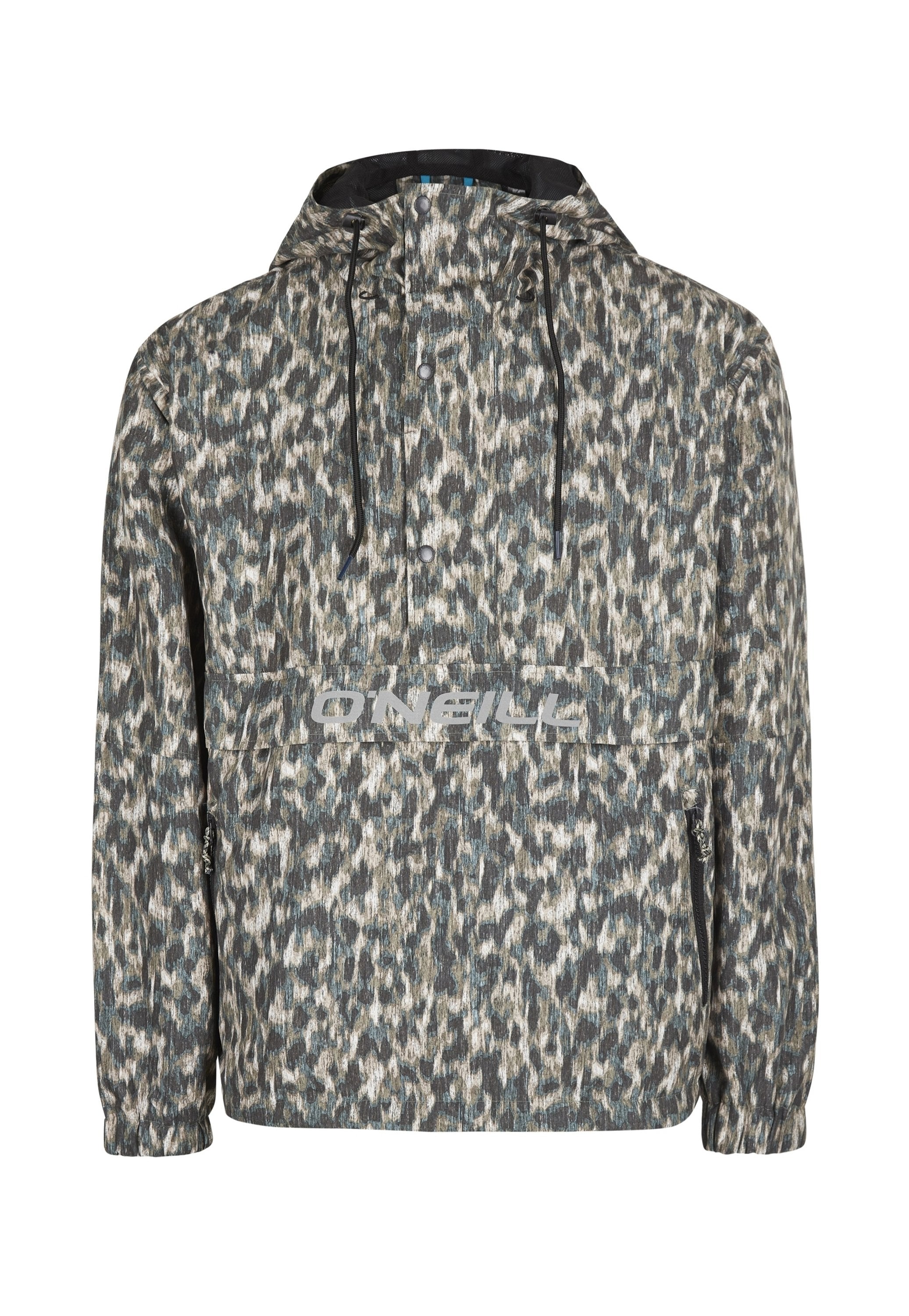 Pullover-Jacke aus gemustertem Stoff in Blau-, Grau- und Weißtönen, mit einem Logo auf der Vorderseite, verstellbarem Kapuzenkragen und seitlichen Taschen.