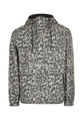 Pullover-Jacke aus gemustertem Stoff in Blau-, Grau- und Weißtönen, mit einem Logo auf der Vorderseite, verstellbarem Kapuzenkragen und seitlichen Taschen.