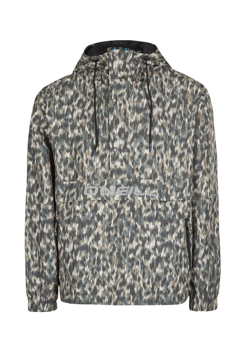 Pullover-Jacke aus gemustertem Stoff in Blau-, Grau- und Weißtönen, mit einem Logo auf der Vorderseite, verstellbarem Kapuzenkragen und seitlichen Taschen.