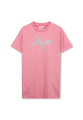 Rosa Baumwoll-T-Shirt mit kurzen Ärmeln, das auf der Vorderseite ein hellblaues, geschwungenes "Hugo"-Logo trägt. Klassischer Rundhalsausschnitt.